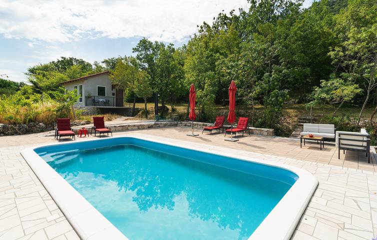 Ferienhaus für 4 Personen, mit Garten und Ausblick sowie Pool in Split-Dalmatien