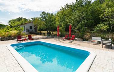 Ferienhaus für 4 Personen, mit Garten und Pool sowie Ausblick in Split-Dalmatien