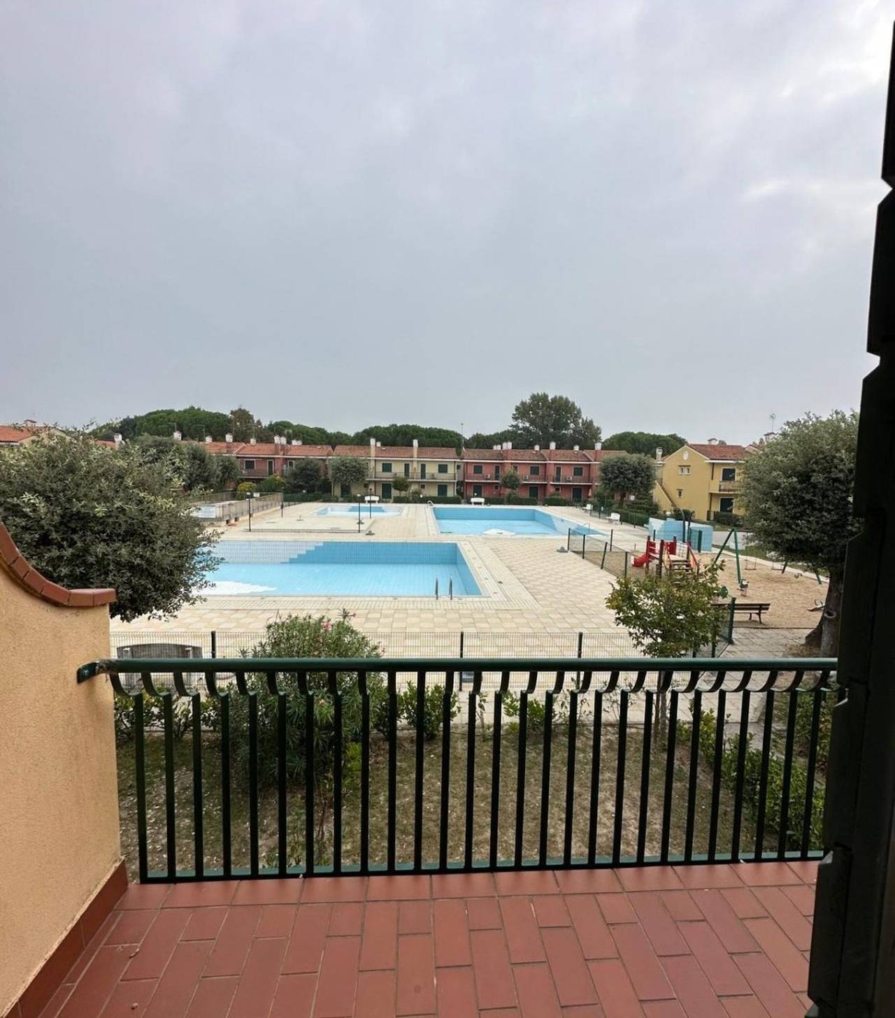 Moderne Villa mit Pool und Spielplatz in Bibione, San Michele al Tagliamento