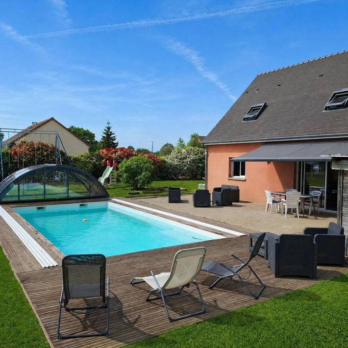 Location de vacances pour 8 personnes, avec terrasse ainsi que vue et piscine à Roézé-sur-Sarthe