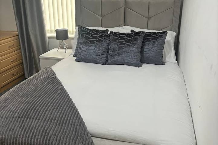 4Br-Sleeps10-Cosy Spacious House-Free Parking in Grand Manchester
