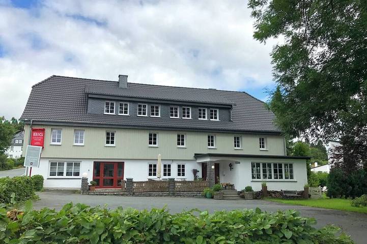 Ferienhaus für 25 Personen, mit Terrasse und Garten sowie Sauna in Neuastenberg