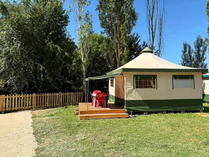 Tente pour 4 personnes, avec piscine dans l' Ariège