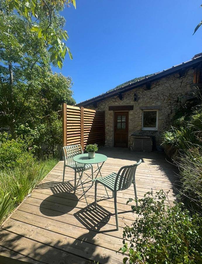 Location de vacances pour 2 personnes, avec Terrasse et Piscine à Combovin