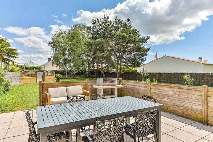 Location de vacances pour 10 personnes, avec terrasse ainsi que piscine et jardin à Notre-Dame-de-Riez - 2