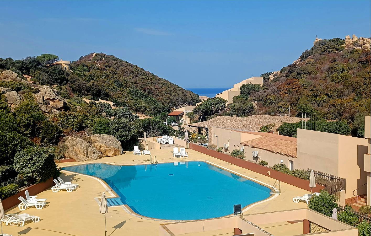 Apartamento vacacional entero, Acogedor apartamento con piscina, WiFi y aire acondicionado, aparcamiento, cerca de Peperone Giallo y Paduledda in Costa Paradiso, Trinità d'Agultu e Vignola