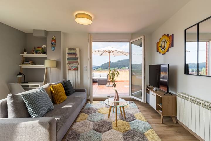 Entire apartment, Apartment 'Luminoso' with Mountain View, Private Terrace and Wi-Fi in Piélagos, Cantabrian Coast