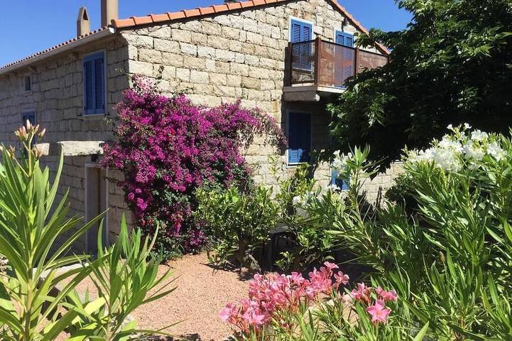 Gîte pour 10 personnes, avec balcon ainsi que piscine et jardin en Corse-du-Sud