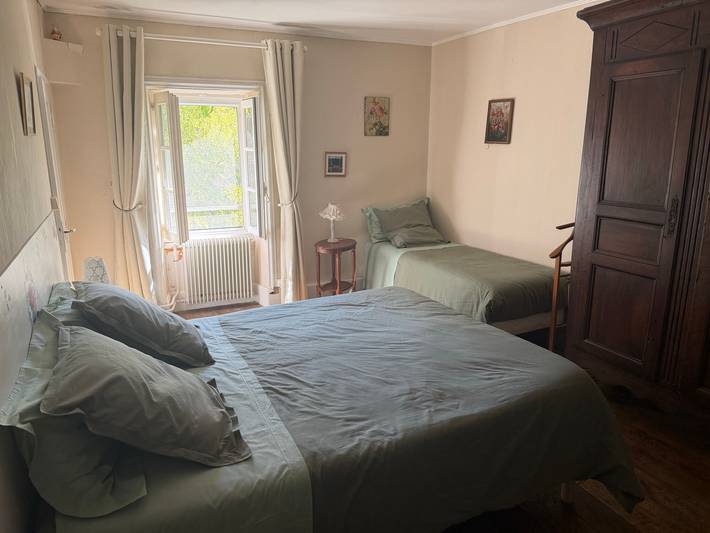 Bed and Breakfast 'Chambre Coquelicot' with Mountain View, Shared Garden and Wi-Fi in Châteaudouble (Drôme), Valence region