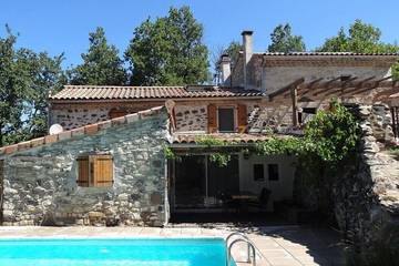 Gîte pour 2 personnes, avec sauna et jacuzzi ainsi que jardin et terrasse à Lussas
