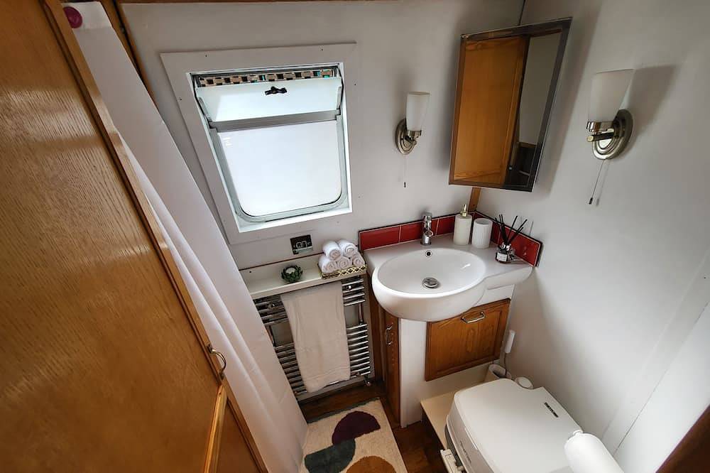 Cosy Canal Boat in Little Venice for Family & Friends in London, Südostengland