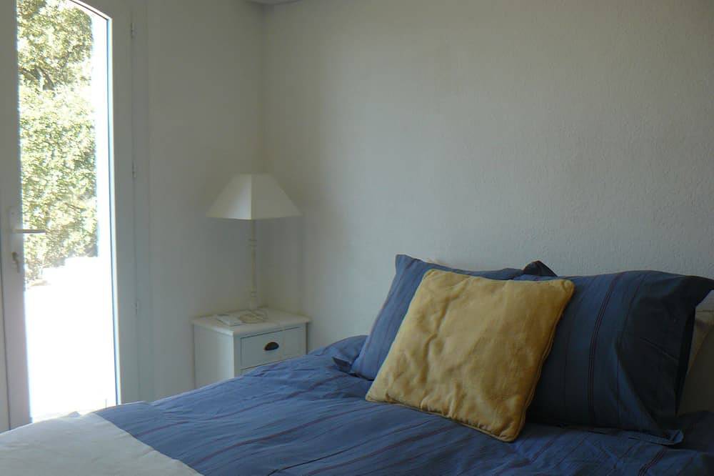 Villa on terraces with swimming pool and superb view of the village in Carcès, Región Brignoles