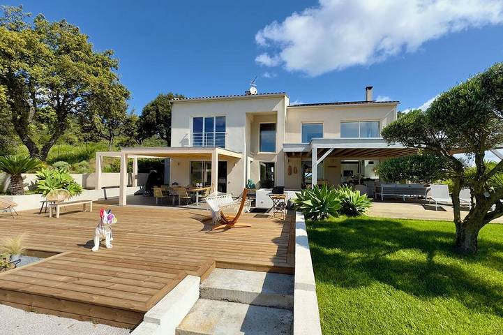 Location de vacances pour 12 personnes, avec jacuzzi et jardin, animaux acceptés à Alata