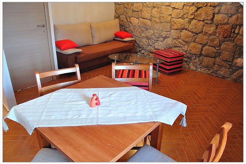 Ganze Wohnung, Romantische Wohnung, umgeben von alten Mauern, zwei Meter vom Meer entfernt in Koločep, Grad Dubrovnik
