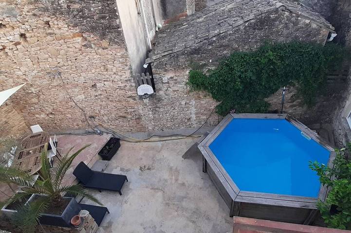 Location de vacances pour 8 personnes, avec terrasse à Sabran