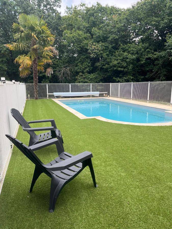 Location de vacances pour 2 personnes, avec Jacuzzi et Terrasse ainsi que Jardin et Piscine à Frayssinet-le-Gélat