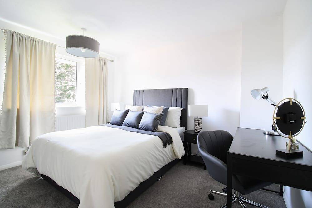 Virexxa Aylesbury Centre - Deluxe Suite - 3Bed House with Free Parking in Aylesbury, Buckinghamshire
