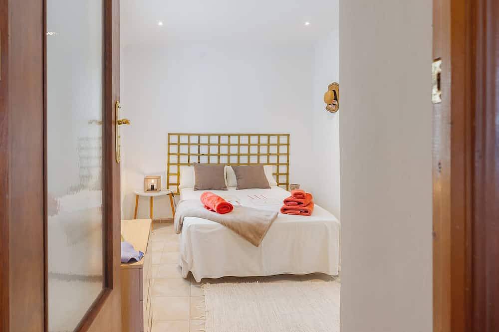Entire apartment, Apartment 'Giraldilla' with Shared Garden, Wi-Fi and Air Conditioning in Carmona, Sevilla Province