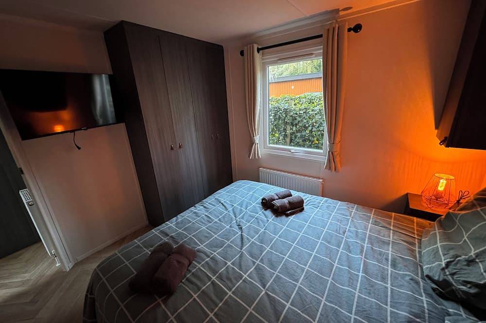 Deluxe chalet with private outside jacuzzi. in Veluwe