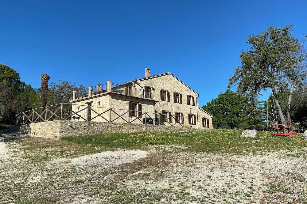 Relax in our Bed & Breakfast between horses and olive trees. in Cingoli, Provincie Macerata