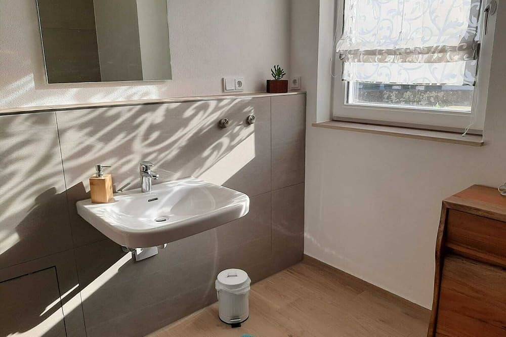 Ganze Wohnung, Barrierefreie und geräumige Ferienwohnung am Fluss. in Gemünden am Main, Maindreieck