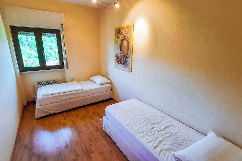 Ganze Wohnung, 3-Zimmer-Wohnung mit Balkon und herrlicher Seesicht in einer Ferienanlage mit Pool in Germignaga, Lago Maggiore (Lombardei)