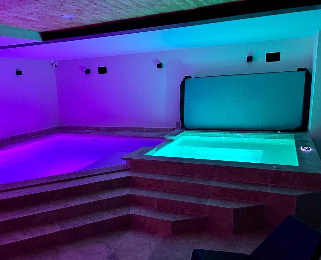 Gîte de groupe de caractère 12-14 pers avec jacuzzi - Ancien domaine de Chartreux in Vourey, Isère