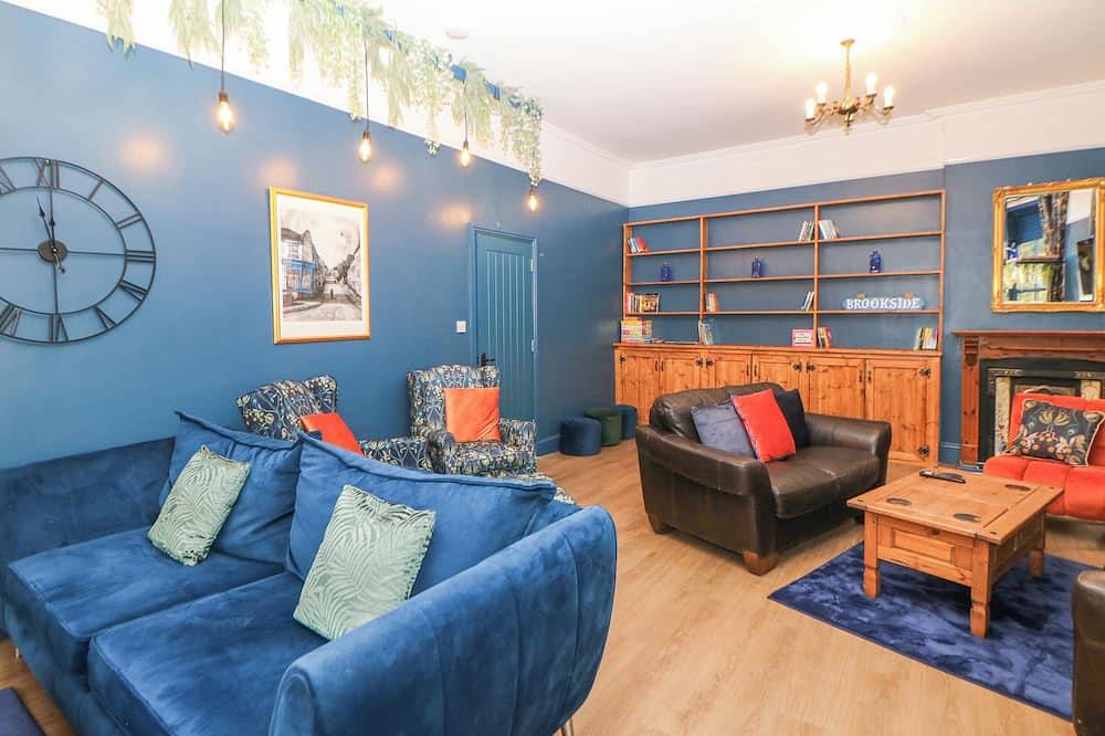Blue Ron'S, pet friendly, with hot tub in New Mills in Derbyshire