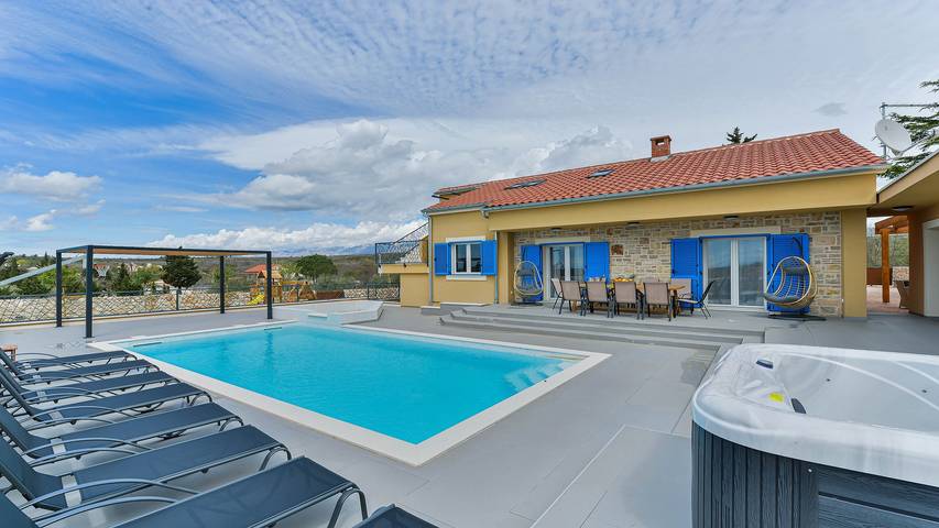 Villa för 12 Personer, med trädgård samt bubbelpool och bastu, med husdjur i Kroatien
