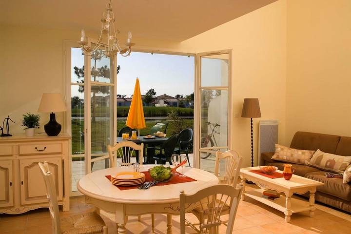 Club vacances pour 6 personnes, avec vue ainsi que piscine et terrasse, animaux acceptés en Vendée - 4