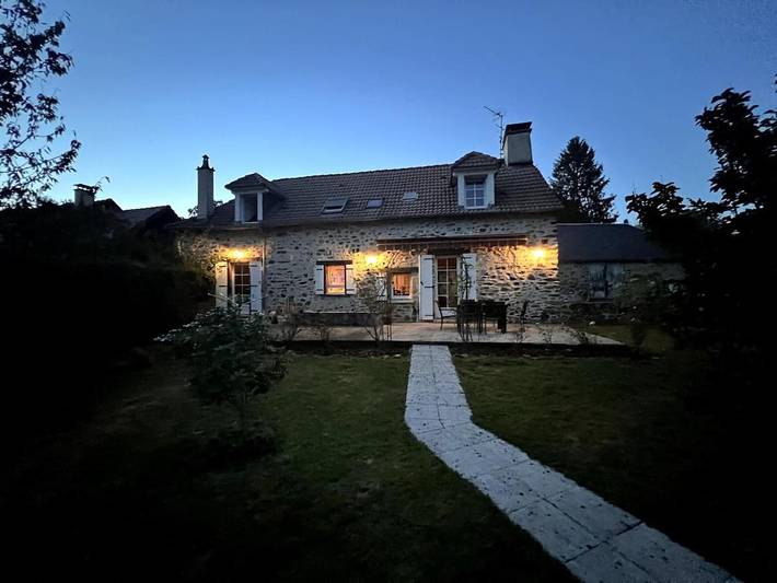 Location de vacances pour 8 personnes, avec vue ainsi que jardin et piscine à Saint-Pardoux-l'Ortigier - 3