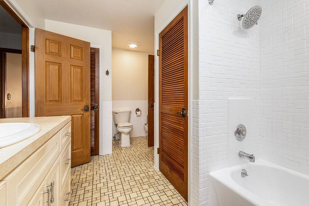 Cheerful Family Manor- Sleeps 25 w/hot tub and private pool in Amish Country in Geauga County