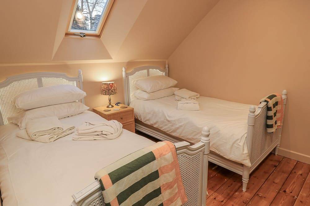 Golden Valley View, romantic, character holiday cottage in Stroud in Stroud, Gloucestershire