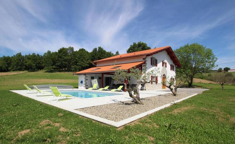 Location de vacances pour 12 personnes, avec jardin ainsi que terrasse et piscine à Juxue