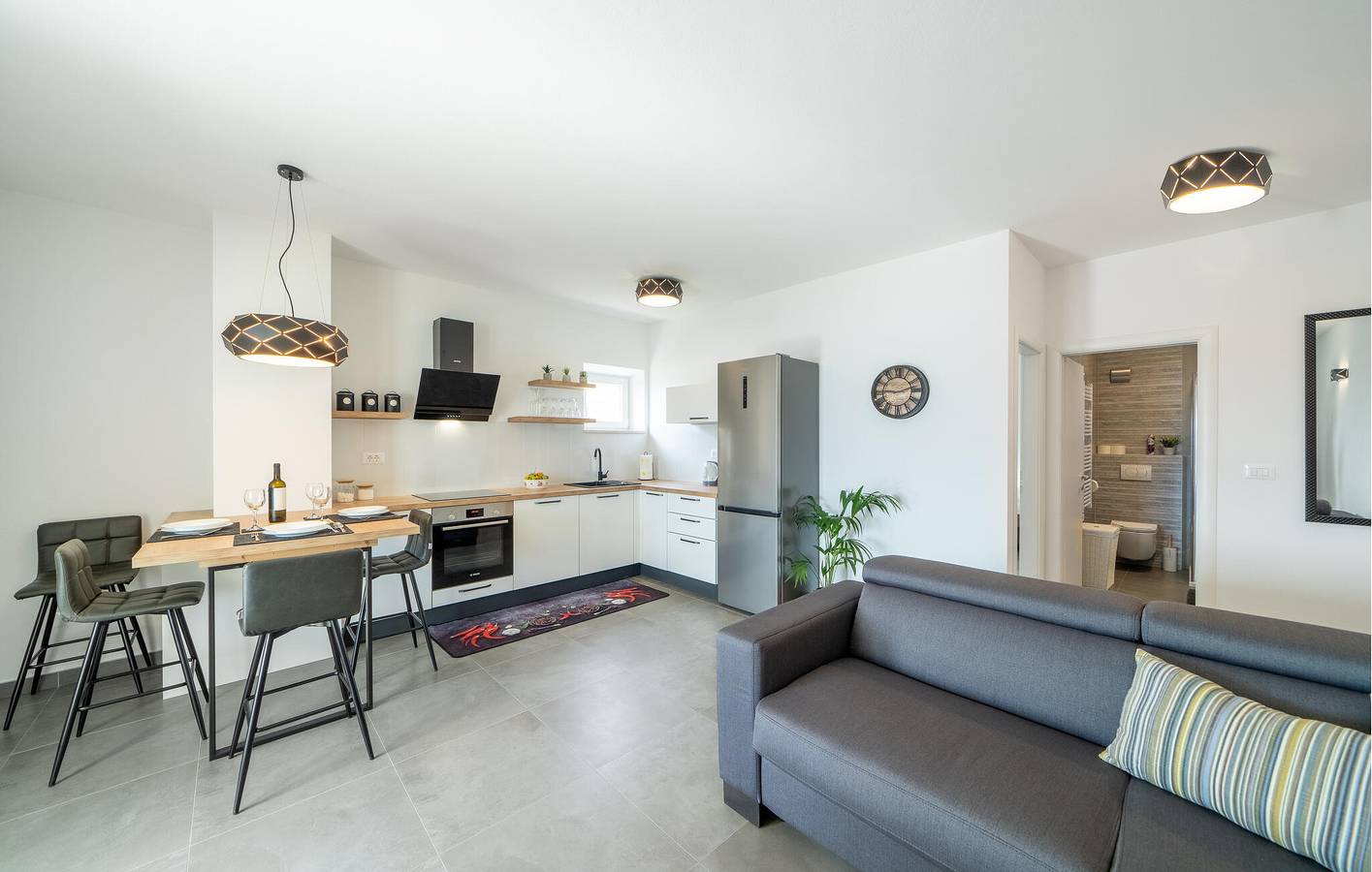 Ganze Ferienwohnung, Apartment mit Meerblick, Terrasse, WLAN und Parkplatz – 1,5 km zum Strand in Selca, Brac