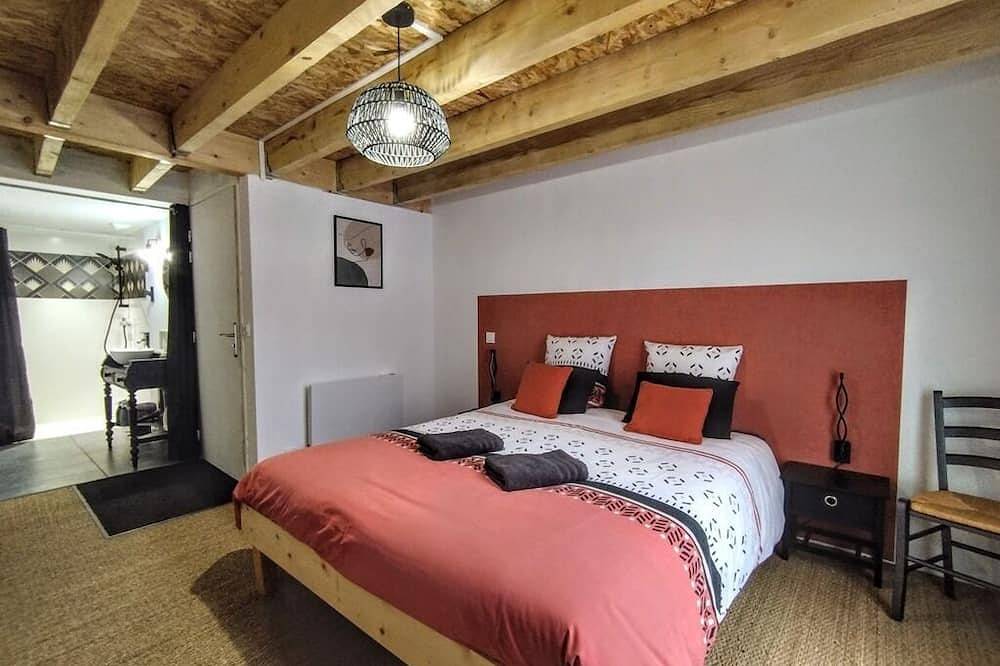 L'Orée des Bois, 40 pers été/28 pers hiver 3 gites Piscine/Sauna/Jacuzzi in Celle-Lévescault, Vienne (France)
