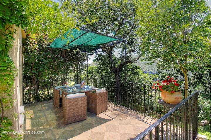Gîte pour 4 personnes, avec Terrasse et Jardin ainsi que Piscine et Vue à Sainte-Lucie-de-Tallano