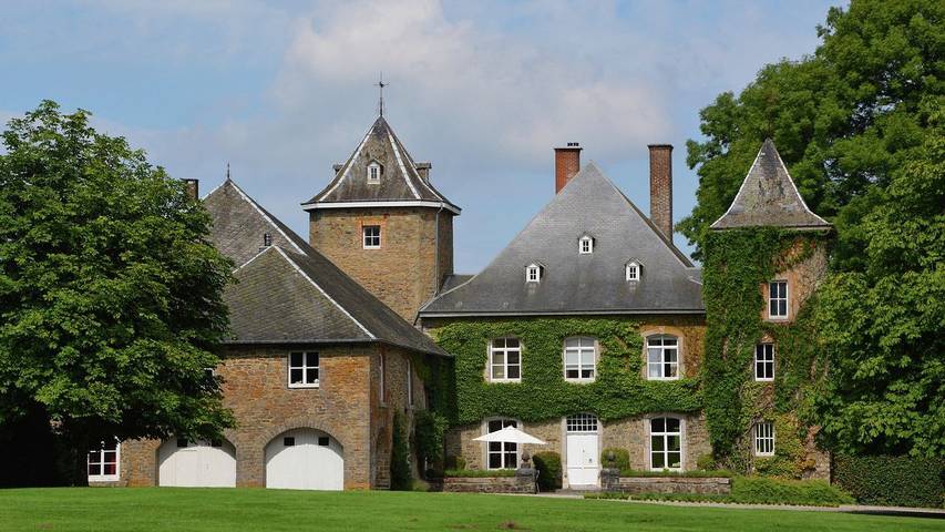 Château pour 16 personnes, avec jacuzzi et terrasse ainsi que sauna et jardin dans Région wallonne