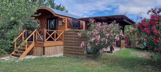 Gîte pour 2 personnes, avec terrasse ainsi que vue et jardin dans Parc ornithologique du Pont de Gau