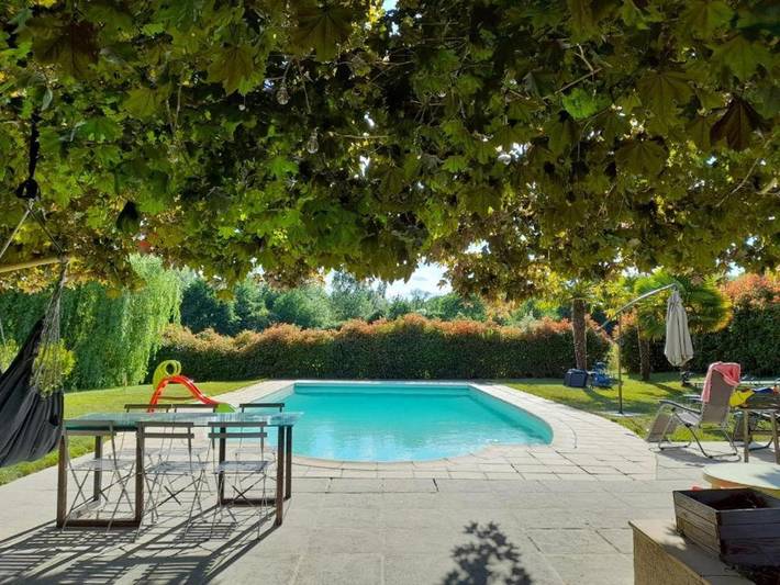 Location de vacances pour 4 personnes, avec jardin ainsi que vue et piscine, adapté aux familles à Paulmy