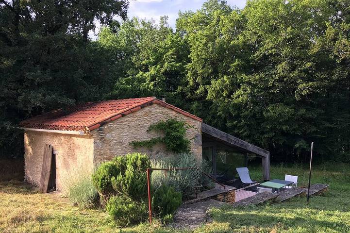 Location de vacances pour 3 personnes, avec piscine à Saint-Front-sur-Lémance