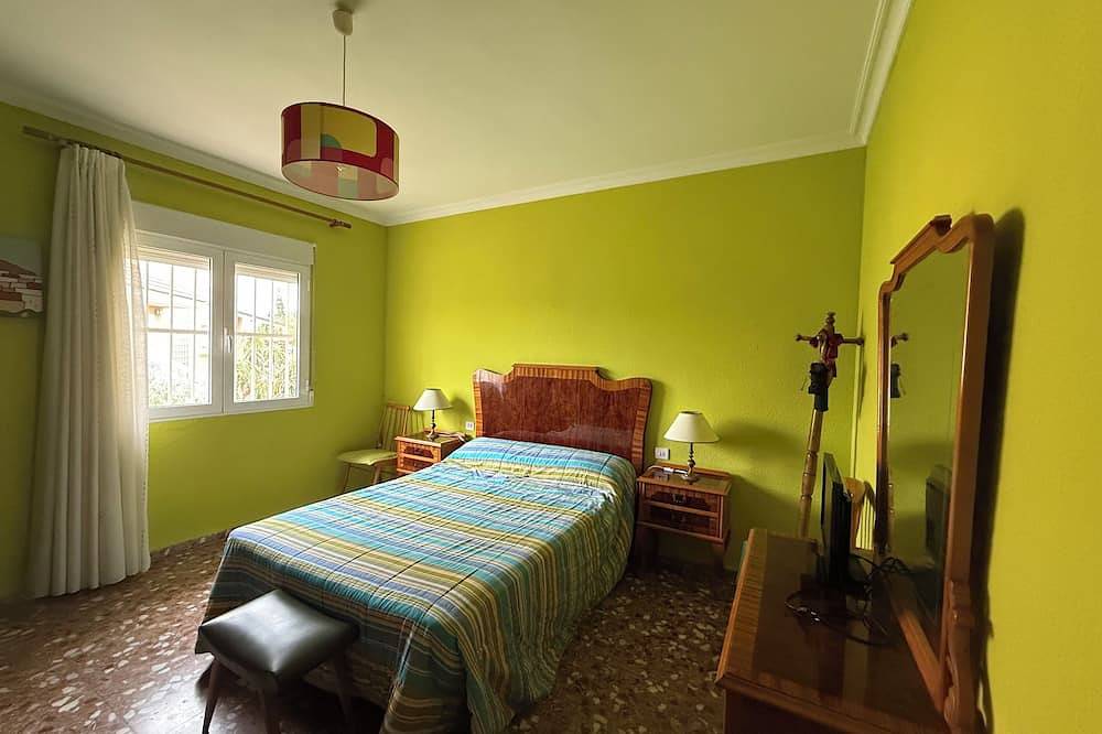 Chalet close to Alicante and the beach, with large terrace for groups in San Vicente del Raspeig, Costa Blanca