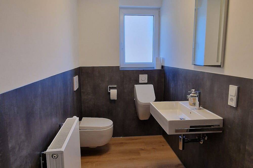 Ganze Wohnung, Moderne neu erstellte Ferienwohnung mit großem überdachtem Balkon und Ausblick in Wilnsdorf, Kreis Siegen-Wittgenstein
