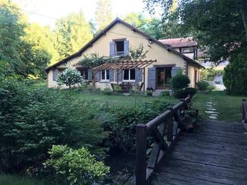 Cottage pour 14 personnes, avec vue sur le lac et jardin ainsi que vue et piscine, animaux acceptés à Cerdon