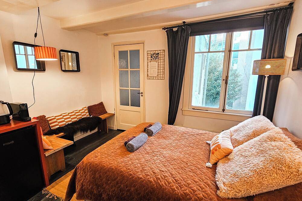 En-suite room in historic Canalhouse from 1729 in Dutch Coast