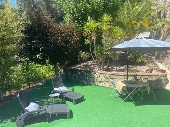 Location de vacances pour 2 personnes, avec Terrasse et Jardin ainsi que Piscine et Vue à Contes - 4