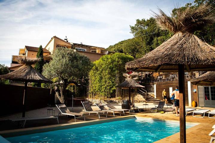 Hôtel pour 2 personnes, avec Jacuzzi et Terrasse ainsi que Jardin et Piscine dans Le Pont d'Arc
