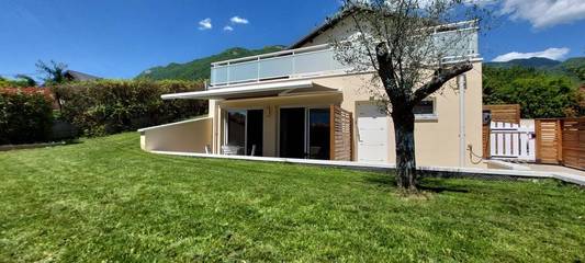 Gîte pour 2 personnes, avec terrasse ainsi que jardin et vue à Burettes