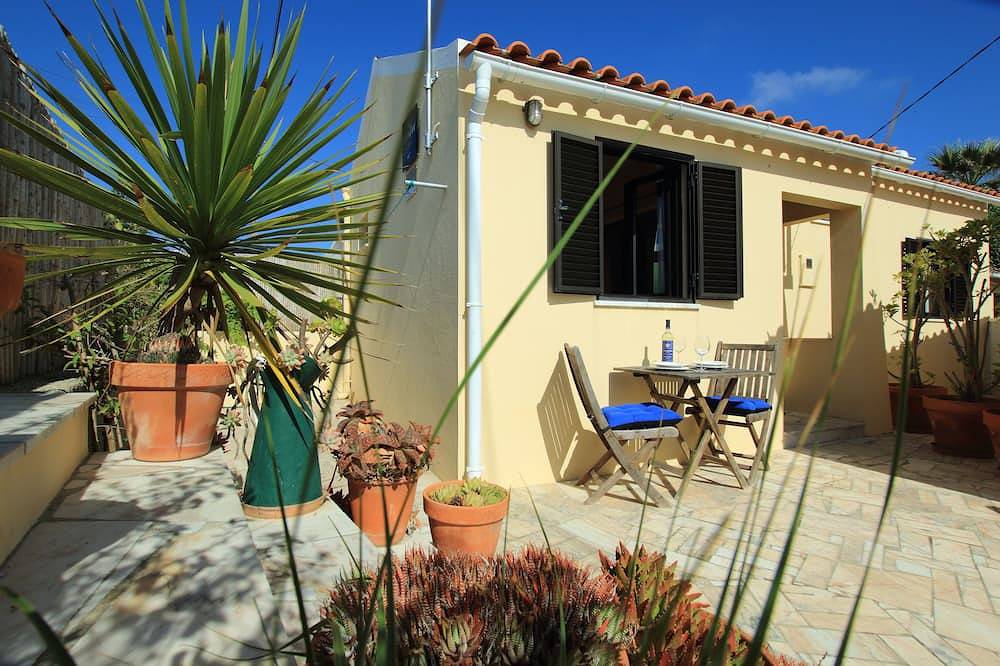 450 Meters from the beach, Modern Cottage for 2. in Praia Das Maçãs, Colares