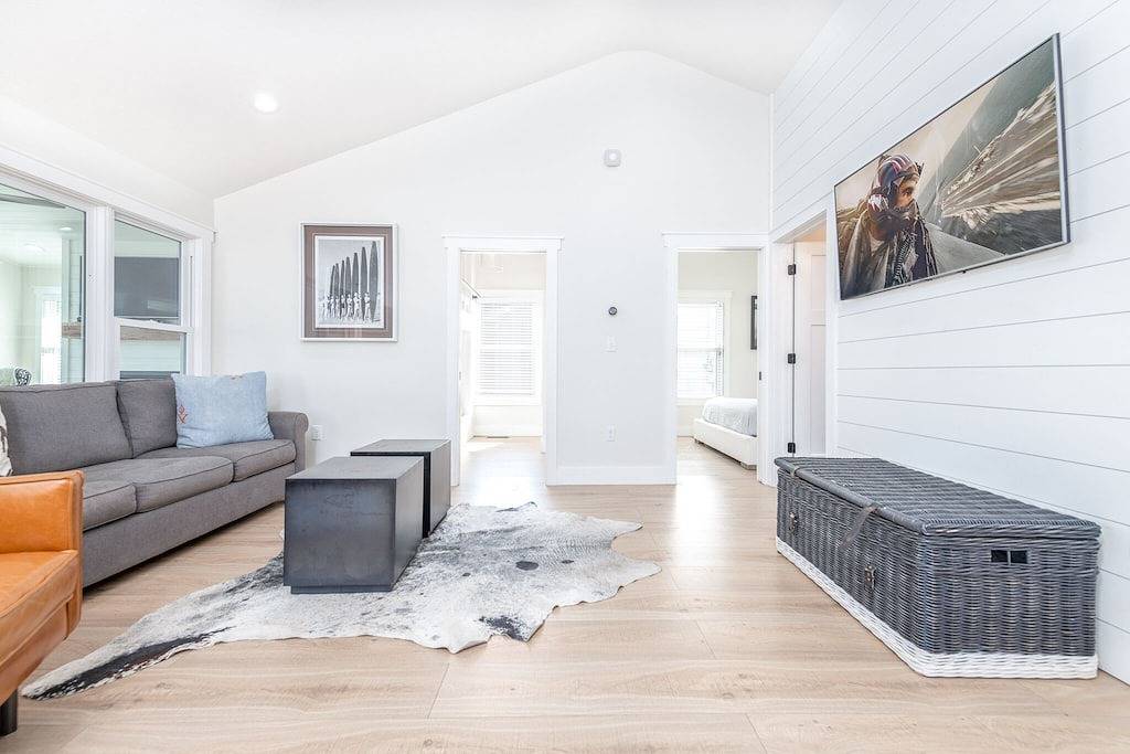 Phoebe’s Waterfront Lakehouse . Close to Mad River Mountain Skiing & Cranberry's in Stokes Township, Indian Lake